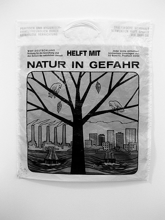 Eine Plastiktüte aus den 70er Jahren, die für den Umweltschutz wirbt