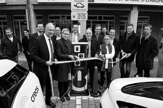 Gemeindepolitiker aus Luxemburg-Stadt bei der Einweihung einer Ladesäule für Elektroautos