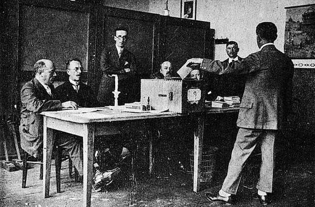 Stimmabgabe in einem Luxemburger Wahlbüro zu den Parlam,entswahlen 1928