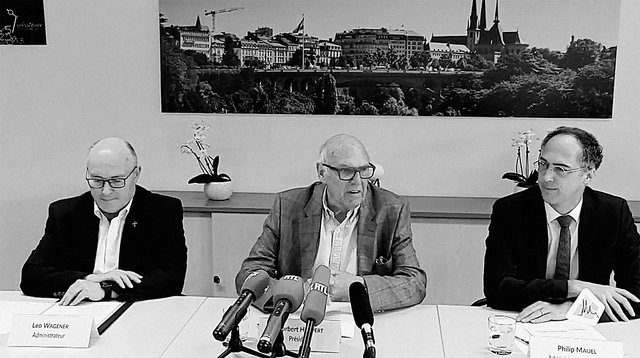 Generalvikar Leo Wagener, der Präsident und der Geschäftsführer des Kirchenfonds, Norbert Haupert und Philip Mauel