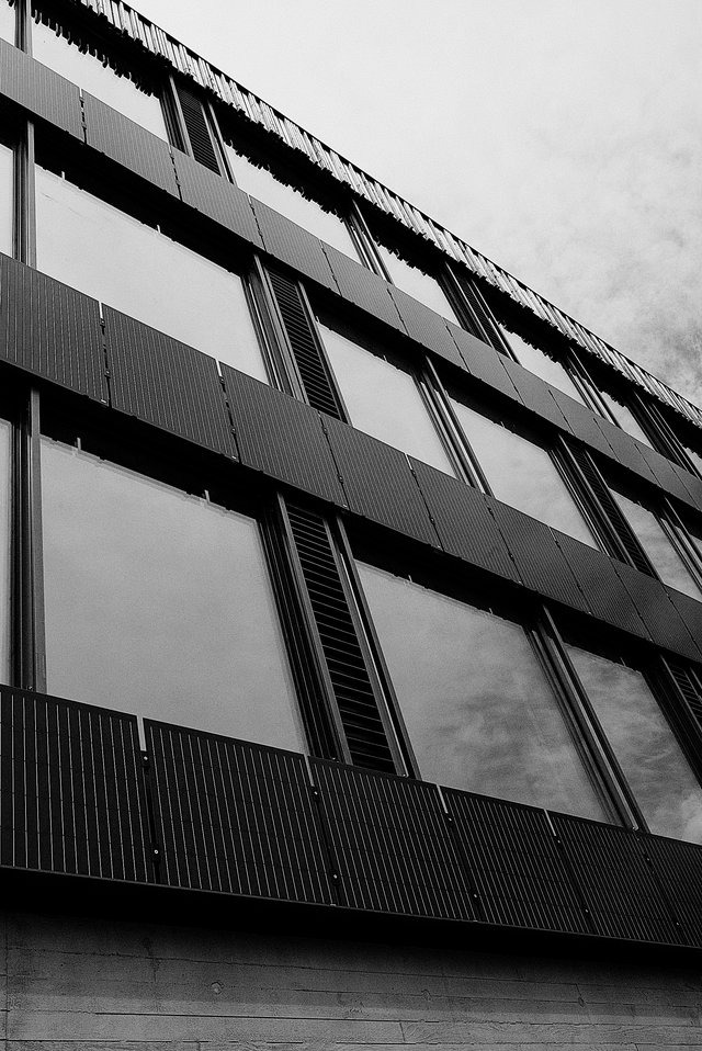 Solarmodule an einer Häuserfassade