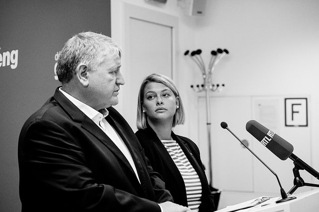 : Die beiden Parteipräsidenten von Déi Gréng, Christian Kmiotek und Djuna Bernard, kündigen bei einer Pressekonferenz an, dass e