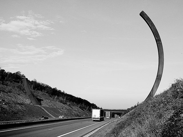 L’Arc majeur de Bernar Venet sur l’autoroute A411