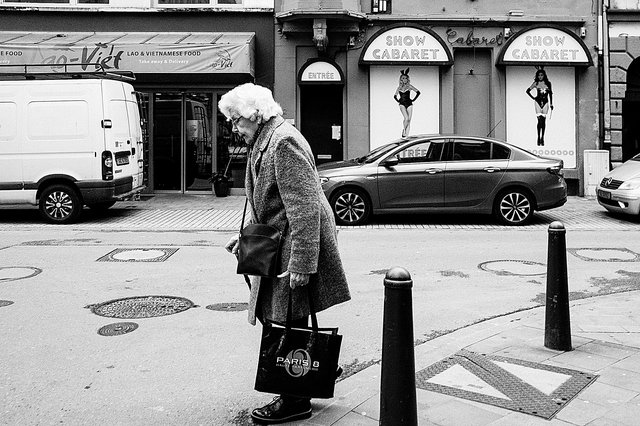 Eine alte Frau in der Rue Joseph Junck