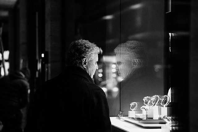 Ein Mann blickt in eine Ladenvitrine in der Grand-Rue