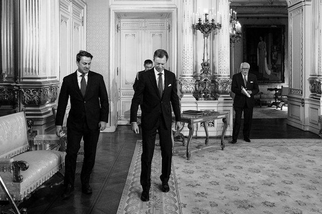 Premierminister Xavier Bettel und Großherzog Henri am Dienstag im Palais (Hinten rechts: Hofmarschall Lucien Weiler)