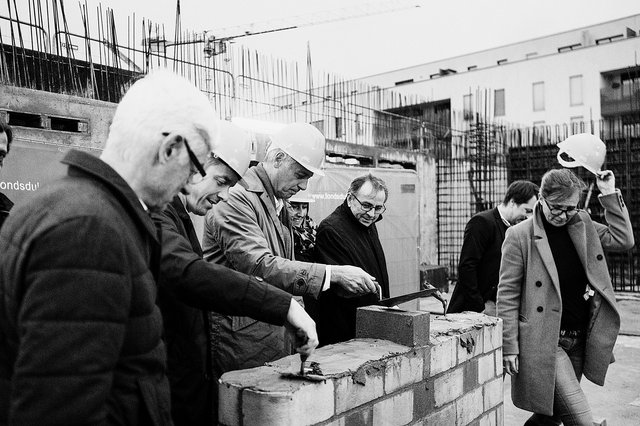 Grundsteinlegung für Sozialwohnungen in Esch/Alzette mit dem Luxemburger Wohnungsbauminister henri Kox (Grüne)