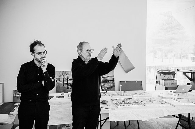 Le curateur du Mudam, Christophe Gallois, et l’artiste Jean-Marie Biwer, lors de l’accrochage