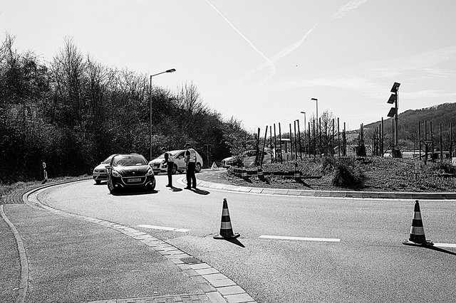 Polizisten führen Kontrollen durch an der Grenze zwischen Perl und Schengen