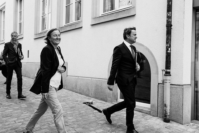 La ministre de la Santé Paulette Lenert (LSAP) et le Premier ministre Xavier Bettel (DP) ce mercredi, en allant présenter leur s