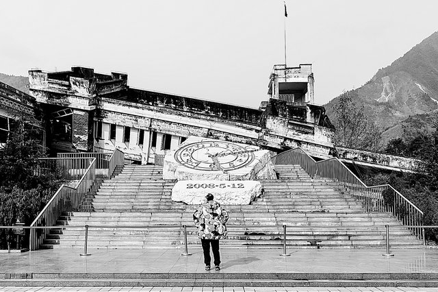 Ein Besucher in der Gedenkstätte des Erdbebens von Wenchuan, China