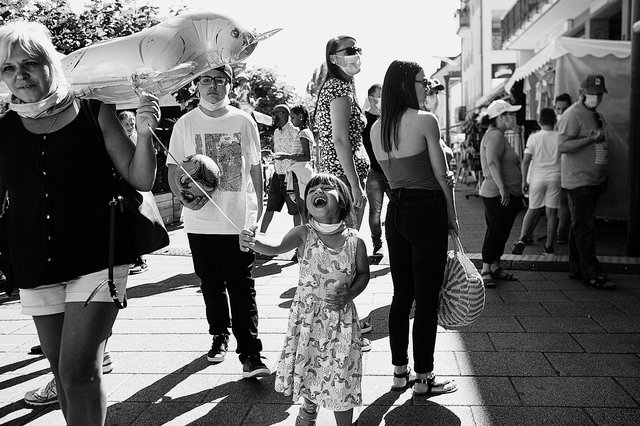 Menschen auf der Esplanade in Remich