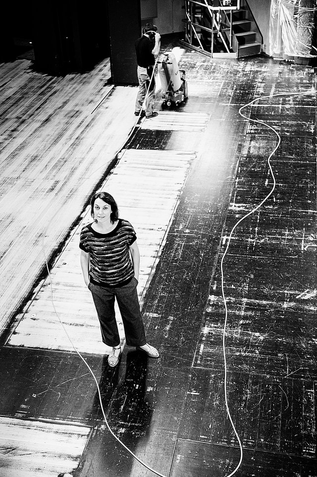 Carole Lorang sur la scène du Escher Theater