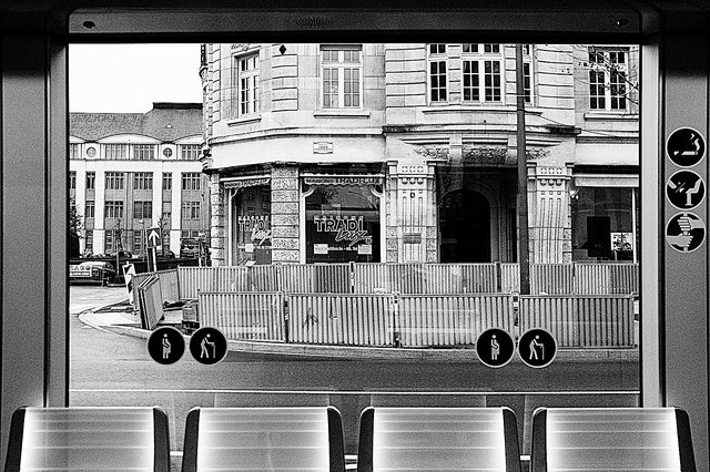 Vues sur la Capital City depuis le tram