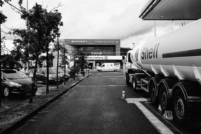 Ein Tanklaster fährt zur Autobahntankstelle Aire de Berchem in Luxemburg