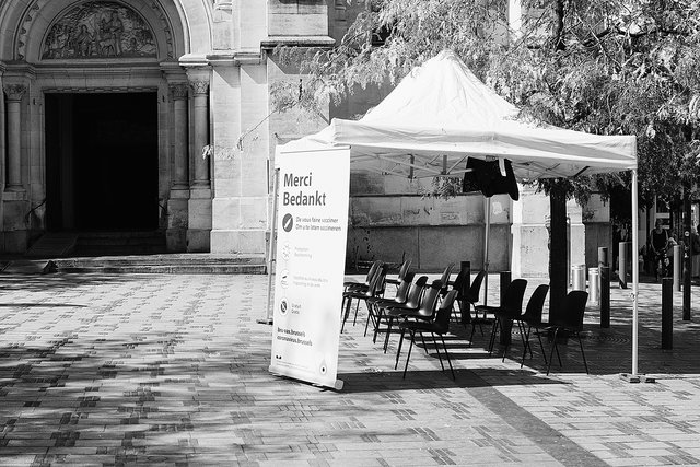 Zone d'attente pour vaccination à Bruxelles, quartier Saint-Gilles