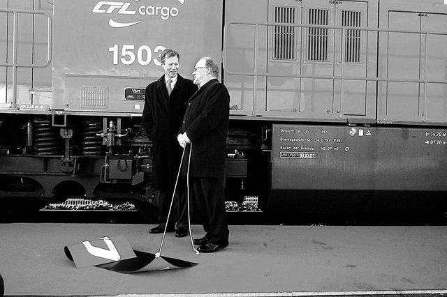 Großherzog Henri mit dem damaligen Transportminister Lucien Lux (LSAP) am Rande des Gründungsakts von CFL Cargo