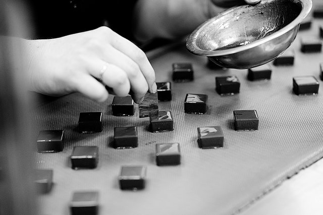 Chez Genaveh, les pralines  sont moulées puis enrobées  et décorées  à la main