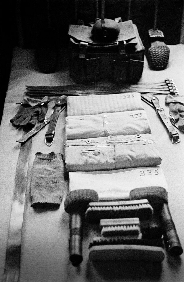 Présentés pour inspection : Sous-vêtements, bottes, havresac, brêlage de ceinturon et ustensiles de nettoyage d’un soldat de la