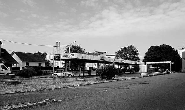 Die Tankstelle  in Lonkech verfügt über eine einzige Zapfsäule