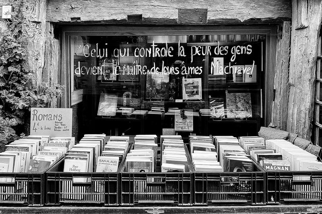 Schön wär’s: Bücherkästen eines Antiquariats in der Bretagne