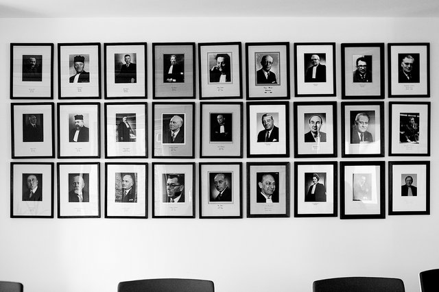 Le mur des bâtonniers  dans la maison  de l’avocat