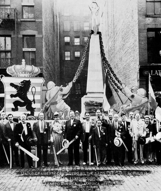 Les Luxembourgeois de New York (entourant Pierre Krier) présentent une copie de la  Gëlle Fra, lors d’une parade en solidarité a