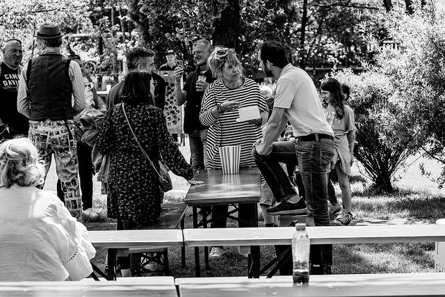 Fête dans le parc de Schouweiler dimanche. La bourgmestre et directrice de crèche, Manon Bei-Roller,  parle à ses administrés