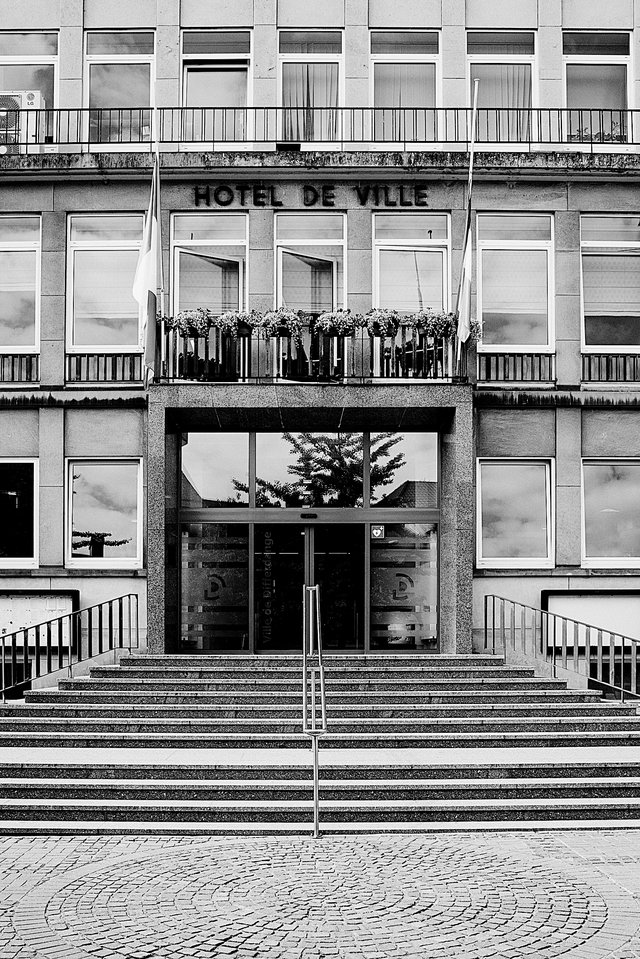 Das Examen besteht,  wer seine Abschlussarbeit von 35 Seiten vor einer Examens-kommission erfolgreich verteidigt