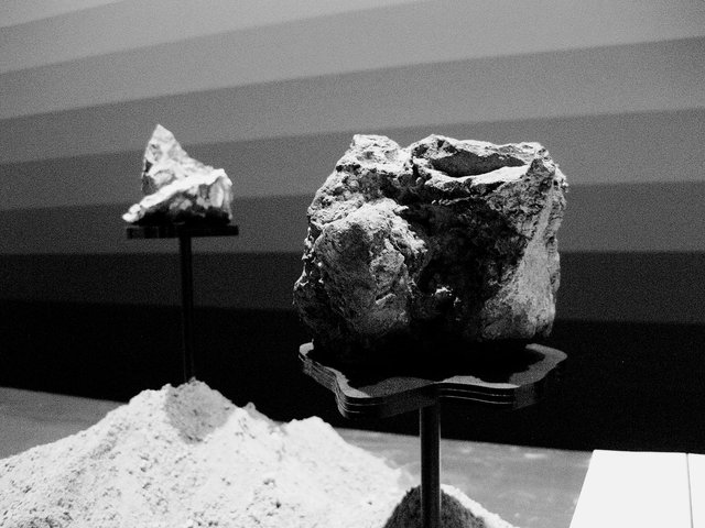 Erze von Asteroiden? (Mineralproben aus der Installation Mining the Skies von Betha ny Rigby)