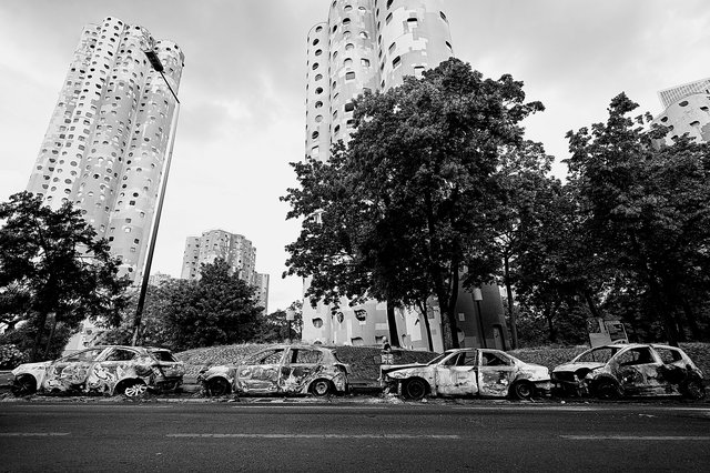 Voitures brûlées devant les tours de la cité Pablo Picasso à Nanterre le 30 juin