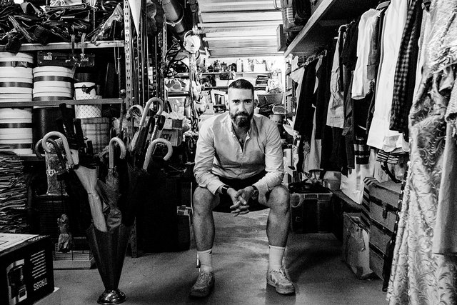 Stéphane Ghislain Roussel dans le stock de costume du Grand Théâtre de Luxembourg