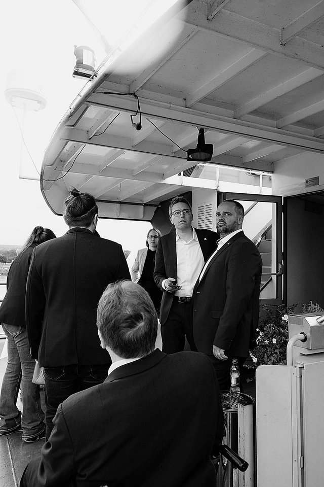 Two Pirates Look at Forty :  Sven Clement et Marc Goergen accueillent les membres sur un bateau de croisière amarré à Remich,  j