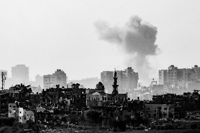 Vue sur la bande de Gaza depuis la ville israélienne de Sderot après un bombardement, le 25 octobre