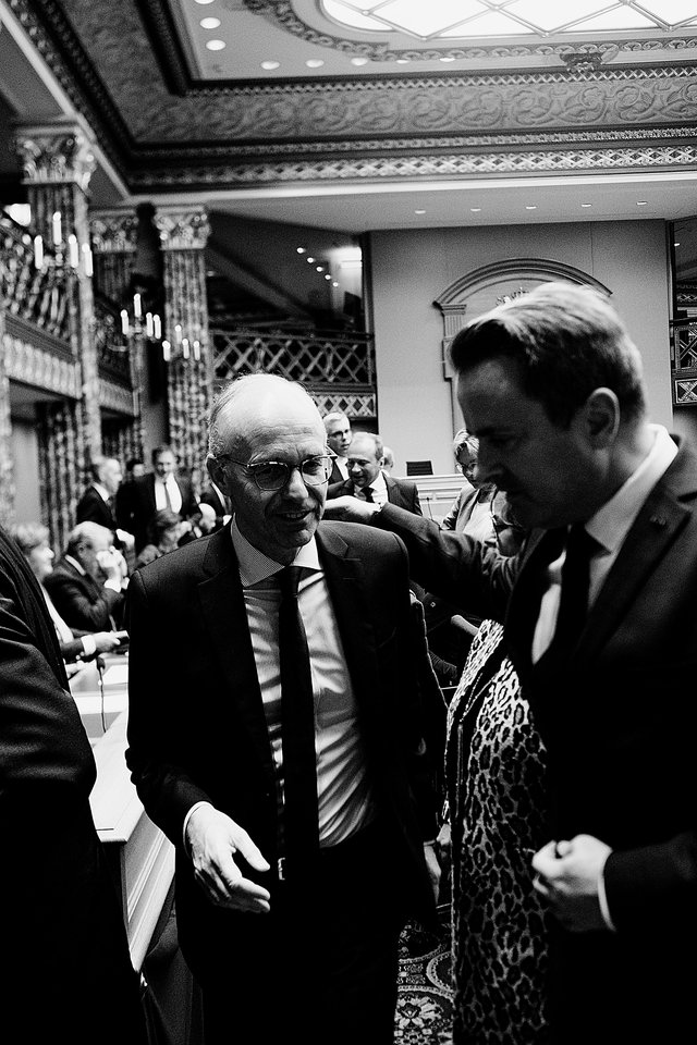 Formateur Luc Frieden und Noch-Premier Xavier Bettel am Dienstag im Parlament
