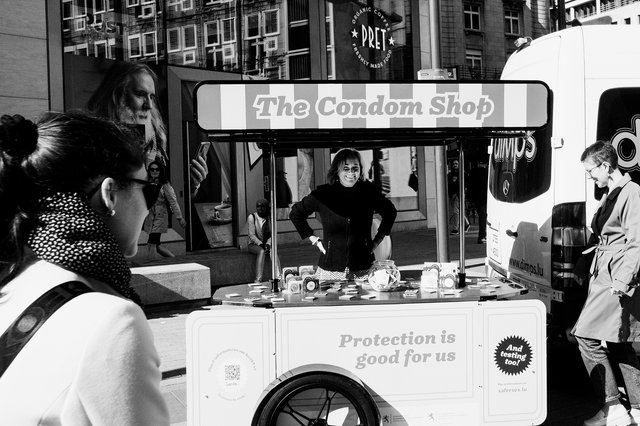 Die damalige  Gesundheits-ministerin Paulette Lenert verteilte  im Mai Kondome in  der Innenstadt