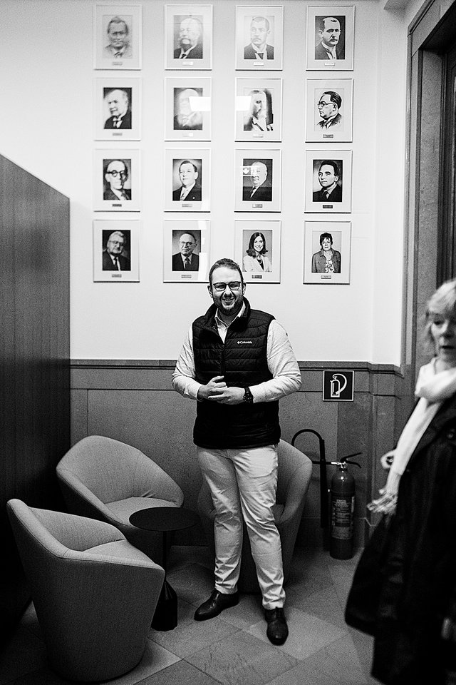Christian Weis vor der „Ahnengalerie“ im Escher Rathaus