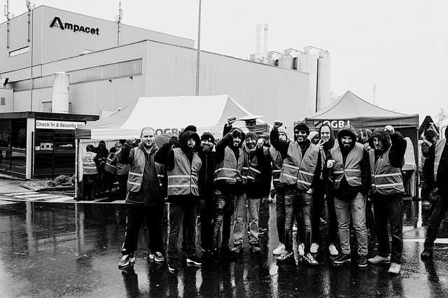 Piquet de grève devant l’usine Ampacet à Dudelange,  ce lundi