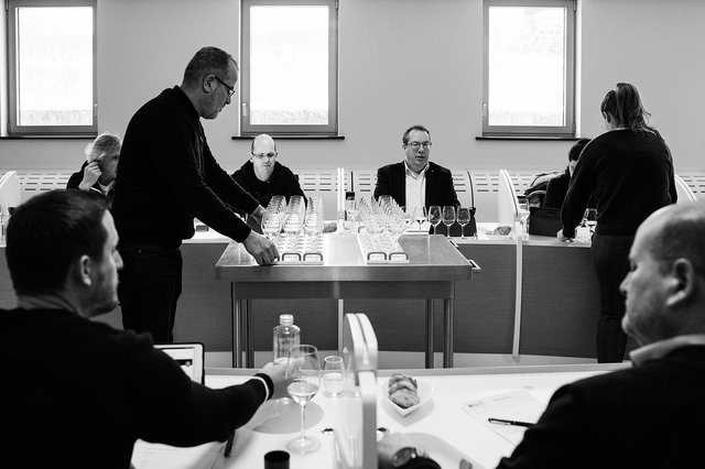 Paul Thill (au centre) dans la salle de dégustation de l’IVV