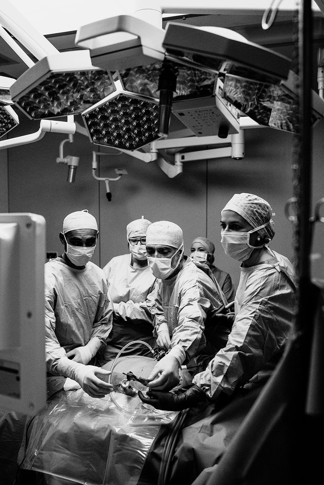 Medizinstudenten nehmen an einer Operation teil. Eine Rolle in der Ausbildung zu spielen, ist dem CHL per Gesetz aufgetragen