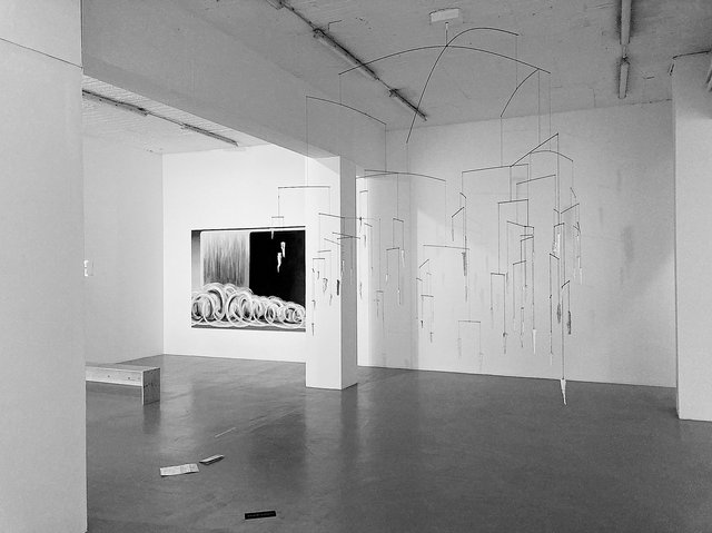 Vue de l’exposition avec le Gastropod pendulum de Sarah Nance