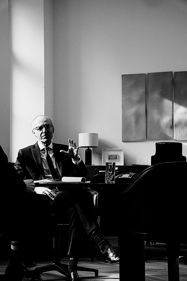 Luc Frieden,  dans son bureau en février 2024