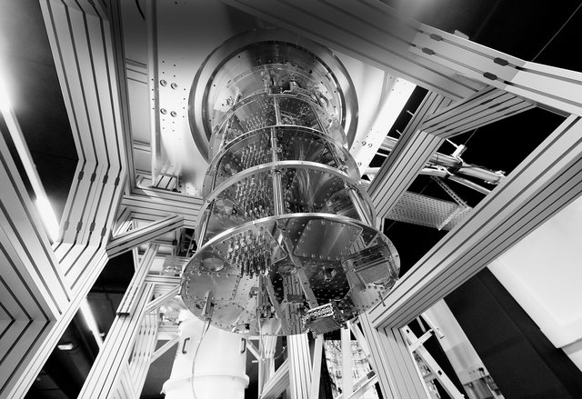 Einbau des Kerns eines Quantencomputers auf Basis von Supraleitung am Leibniz-Super- computerzentrum in München