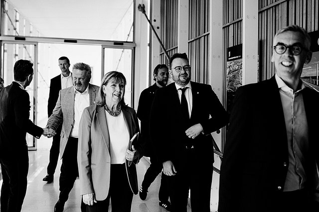 Lydie Polfer, Christian Weis und Léon Gloden auf dem Weg zur Pressekonferenz über die Gemeindepolizei im Juli 2024