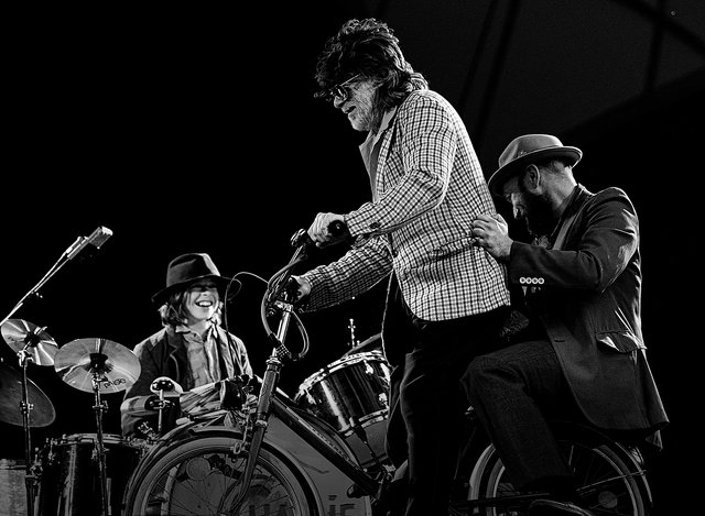 Mit seinem Gitarristen Henrik Freischlager auf dem Fahrrad und seinem jüngsten Sohn Charly am Schlagzeug