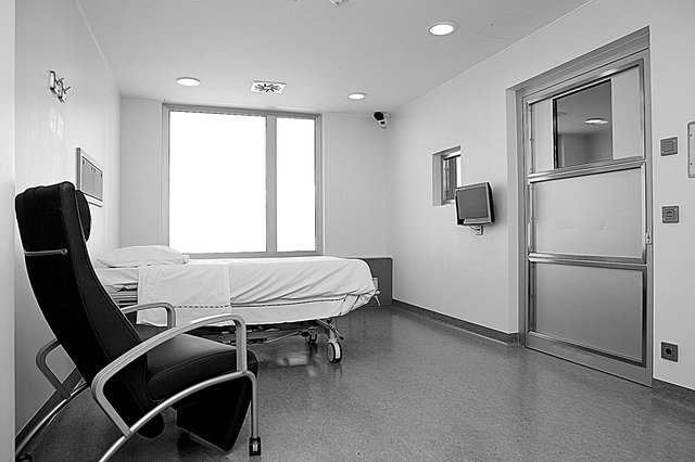Im Centre hospitalier de Luxembourg gibt es für kranke Strafgefangene eigens gesicherte Behandlungszimmer