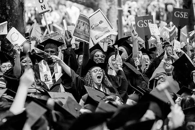 Frisch Graduierte der Harvard University  bei der traditionellen Zeremonie vergangenen Sonntag