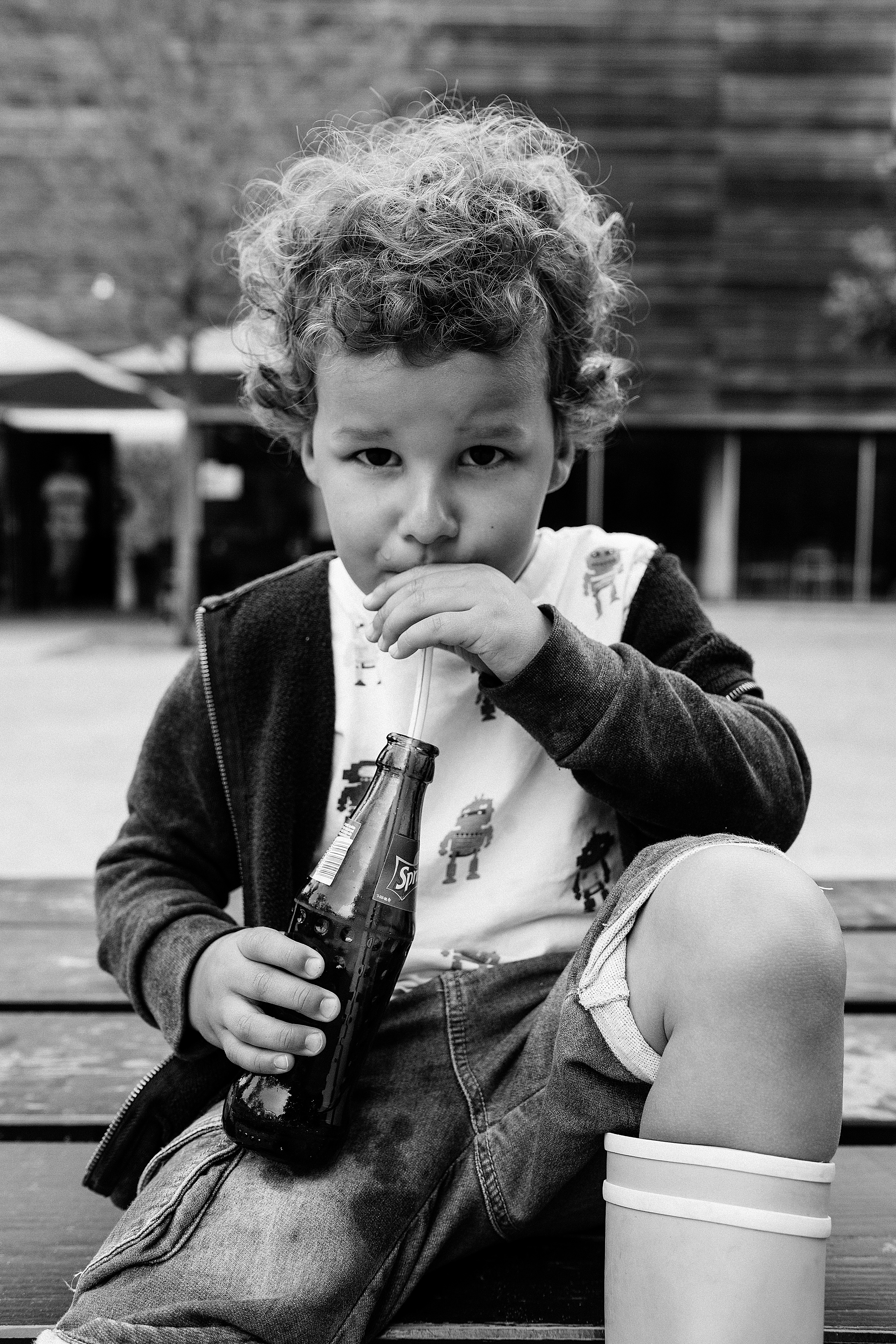 Ein Junge trinkt Limonade