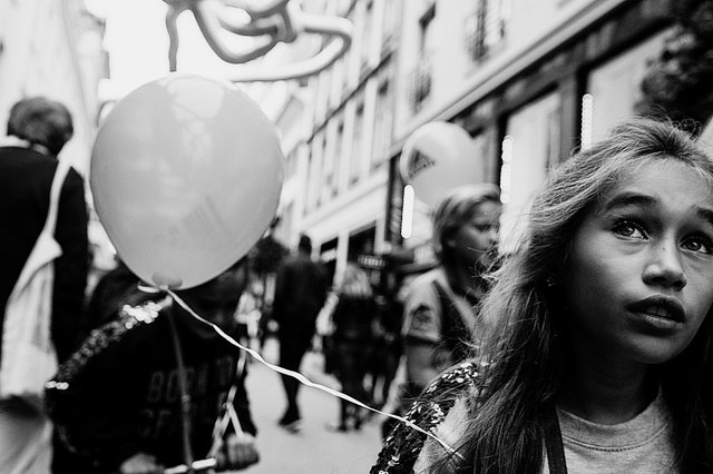 jeune fille avec un ballon durant la campagne électorale à Luxembourg-Ville