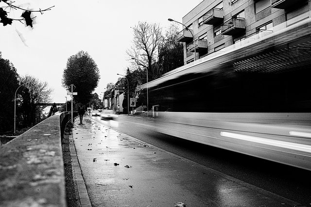 Autos und Bus in der Hauptstadt